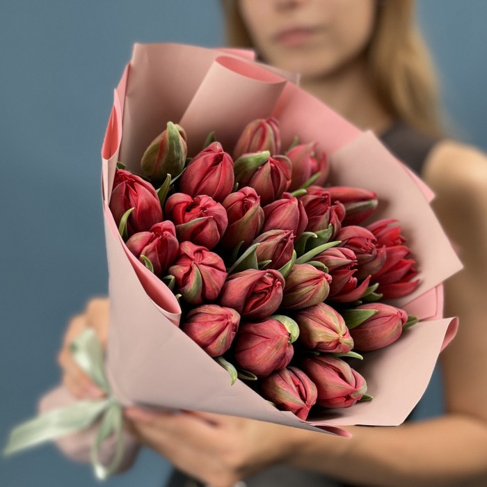 25 красных пионовидных тюльпанов Ред Принц